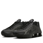 Nike Shox R4 in a triple black - Imagen 4